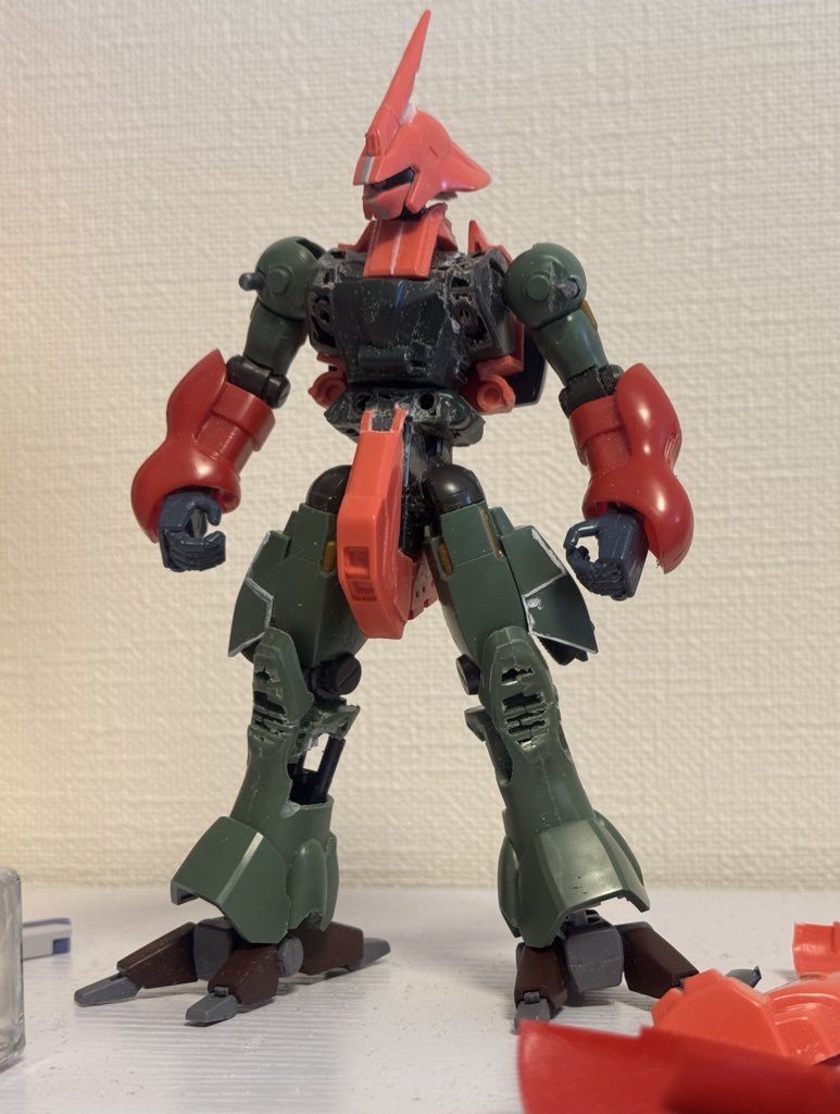 中身は昔ジャンクで買っておいたギラズールです。中の人が入ってるんだという自己納得感が欲しかったのでなるべくキット活かしでサザビーを被せて行く形にしました。サザビーのマスクは上下入れ替えてちょっと違う人相にしてます。