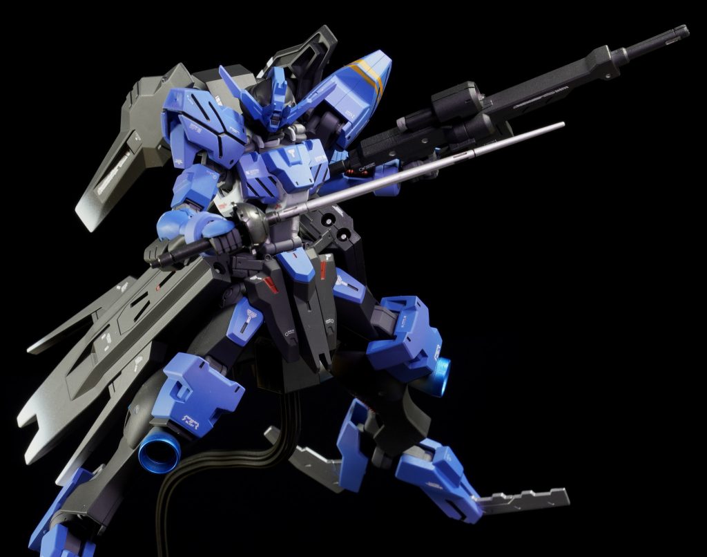 ラインについてもとりあえず入れてみましたが、MGでは全部カットしました。MGはディティール密度が高いのでラインは不要という判断になりました。HGのディティールはつるつるなのでこれはありかなと思っています。肩のオレンジ→白にした方が良かったかも(いきなりMGで後悔せずに済んだのでよかったですw)と思ってましたが完成して撮影してるとこのオレンジも悪くないと思うようになりました!