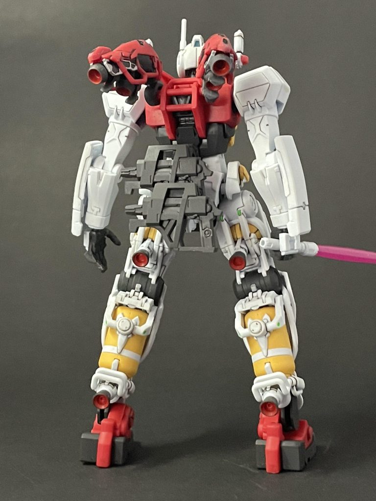 バックショットがたまらんのですよね。バーニアの中は赤にしたのと、ちょっとだけ蛍光グリーンで色分けもしてます。バックパックのエビは設定とは違う色で塗ってます。