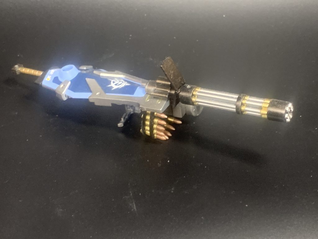 ガトリングシールド、プラ棒とプラパイプでむき出しの弾帯を製作しました。思ったより何かそれっぽくできたので結構満足しています。(zaku-kao2)