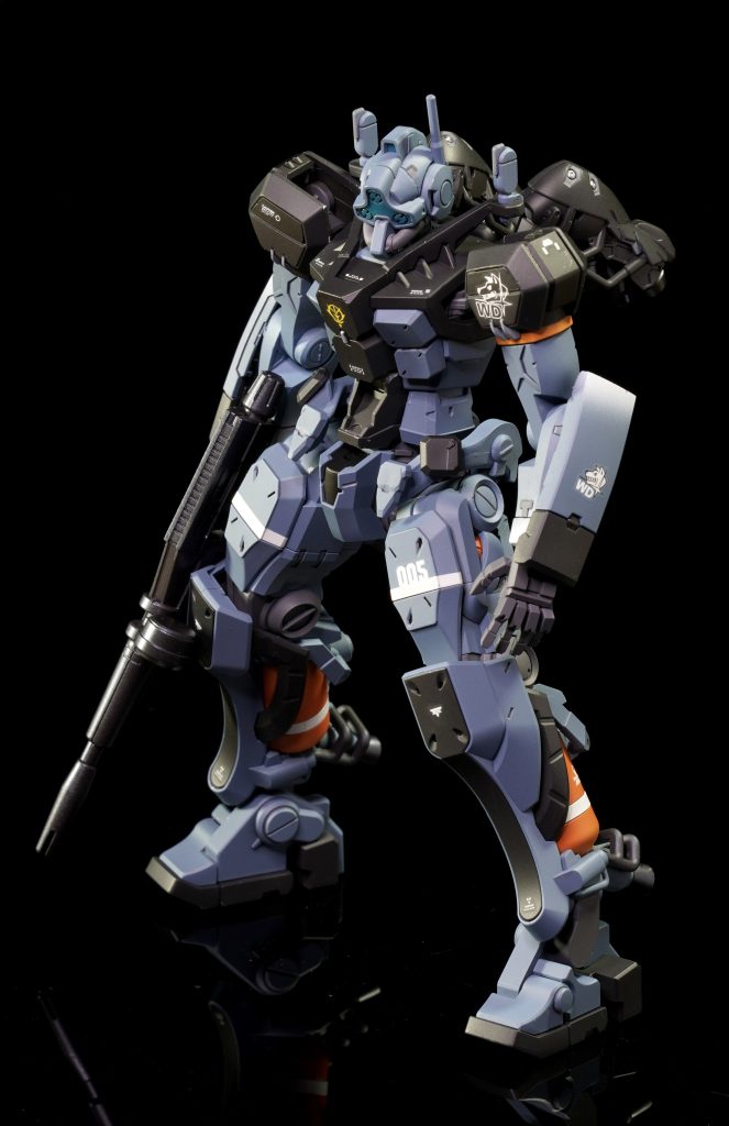 ジオンの機体なのでジオンの紋章デカールを貼付けしております。コロニー落としの被災地となったオーストラリアにて主人公マスター・ピース・レイヤーたちが連邦ではなく、ジオン軍に入隊しホワイトディンゴ隊を結成した。という設定でしょうか