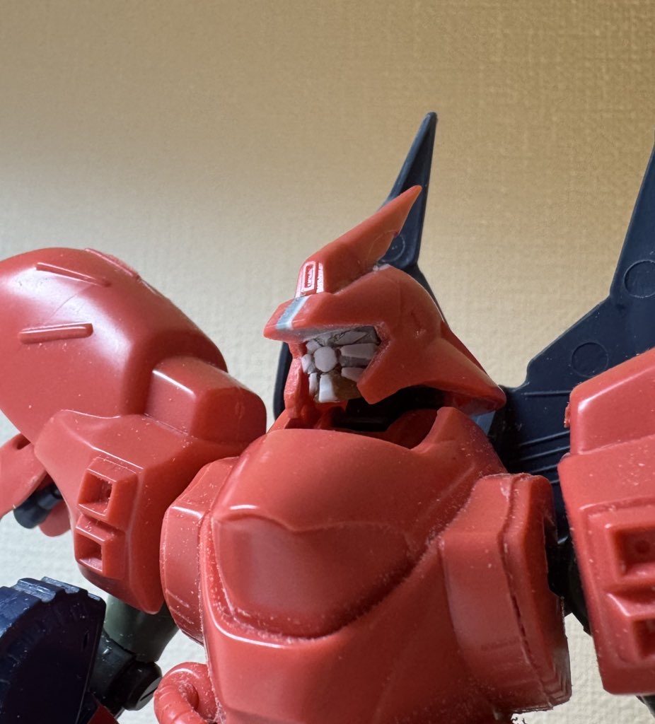 得体の知れない中身演出としてゲッター顔にしようとしてた所。ヘルメットとゲッター顔が全然合わないので不採用に。元々こう言う、中からマジンガーZとかゲッターロボみたいなものが出てくるみたいな。そういう、男の子の大好物的なものにしたかったのですよ。素材も思いつかないので「匂わせ」で満足しときました。