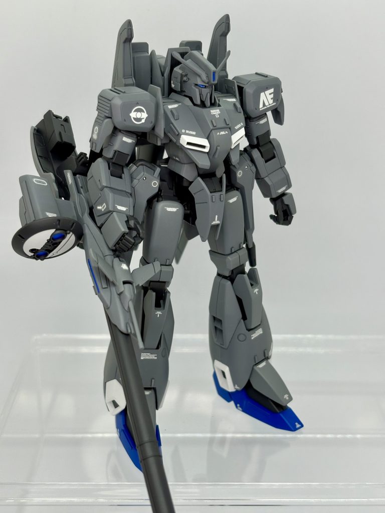 一部プラ棒・プラ板でディテールアップと全塗装で仕上げました。頭部や武器のセンサーは付属のシールをそのまま使用しました。