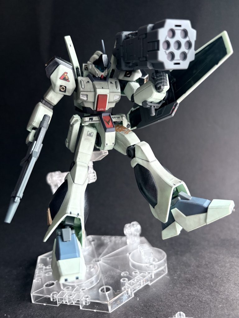 ジェガンです。通常の全身薄黄緑があまり好きではなかったので一部を黒く塗って適当な理由をつけました。あとロケラン。