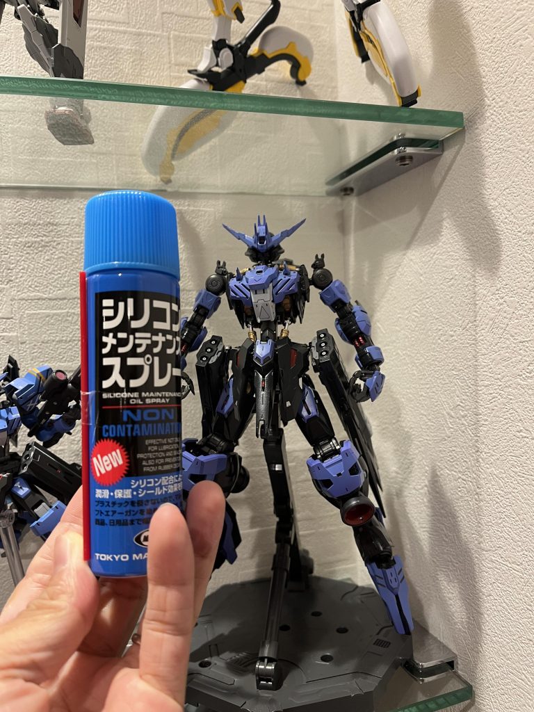 肩の軸がギチギチ、、、!塗装時点で軸にマスキングしてたのにも関わらずキツめでした。デカール貼るためにバラすときにピキピキとほとんどロールせず、ネジ切れそうなったので、東京マルイ(エアガンでお世話になった)が出してるシリコンメンテナンススプレーを隙間に吹いたら無事バラすことができました!!ほんとよかった、、、!