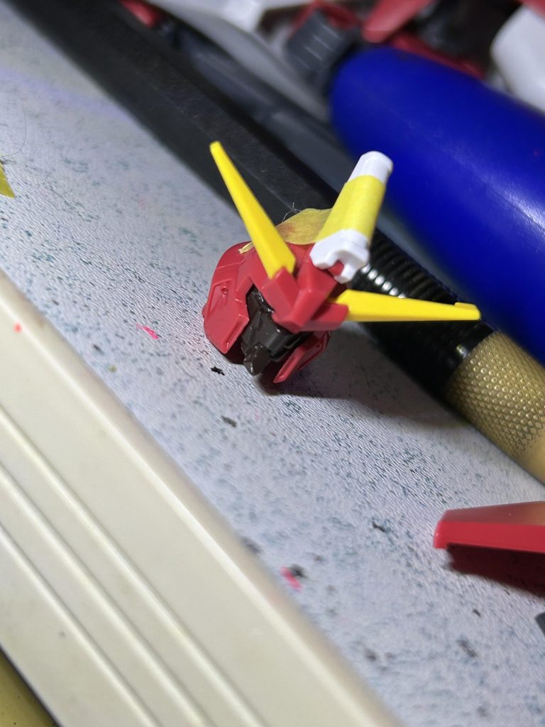 試行錯誤してなんとか顔完成しましたーー！上手く行ったと言いたいところですが実はおでこパーツで無理くり押さえつけておりますw