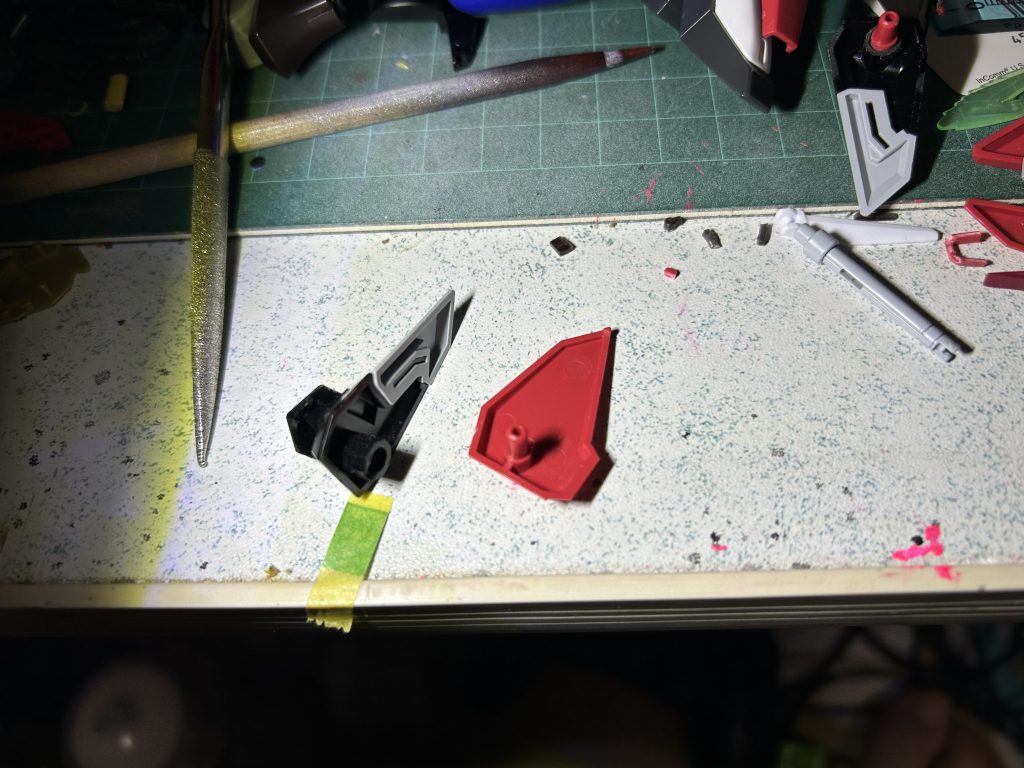 せっかくなのでサイドとフロントスカートも変えます。前にジャンクで購入したハレンチ妄想お兄さんからかっぱらいます！接続部合わないのでセイバー側を移植しました