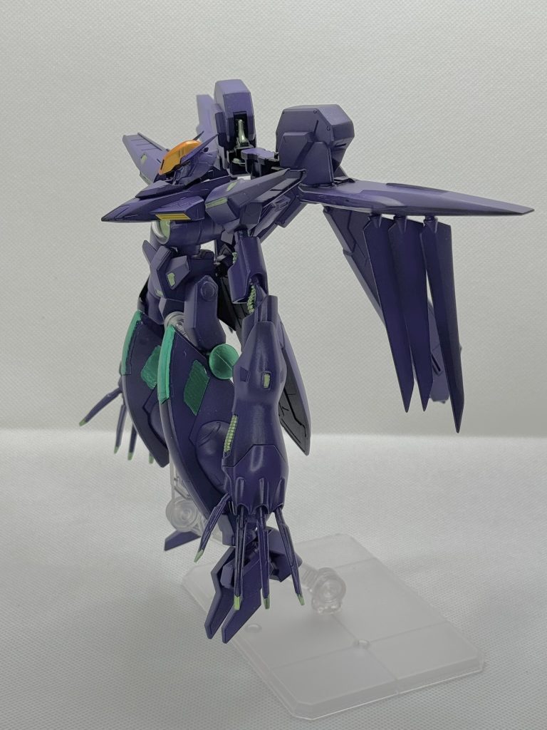 塗装は全塗装で、ガイアノーツの「パープルヴァイオレット」のみ。エアブラシで塗りました。調色はしていません。メタリック部分はガンマカのメタリックイエローグリーンとメタリックグリーンを筆塗り。イエローグリーンがなくなったので買ってみたら色が違う!!仕方ないけどそのまま使いました😰最後に光沢トップコートを吹いています。マーカーの筆塗りはマスキングすればよかったなぁ、と反省。直線部分がガタガタですよね💦