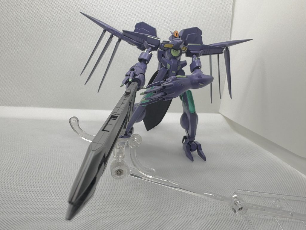 今回のミキシングのキモは「足」でした。なかなかイメージ通りのものが見つからず、または入手困難でいつまでも手に入らなくて、作業を放置してました。そこに出てきたのが シュバルゼッテの足 w前後逆にして、足首あたりから無理やりくっつけてます。 腕もハイゴッグのパーツからひとパーツ抜いて長さを調整しました。ただ関節も動かないし保持力もないし、アクションポーズは無理でした🤣