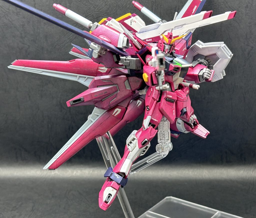 ジャスティスは開発時にストライクの換装を活かす構想だったとか。そのせいかエールに形状が似ているスラスター部は合っている気がします。