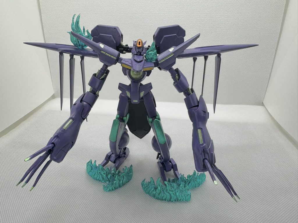100均で売ってたエフェクトパーツをメタリックグリーンで塗装。同化現象っぽいイメージで。今回はガンプラではあるけど異形な感じが出せたかな、と思います。(もともとのデザインがあまり人型ではないけど)