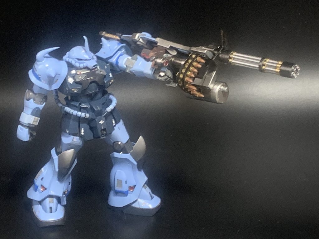 ガトリングシールドはかっこいいですがデカくて重い。いくらポーズを取ってもすぐに腕が垂れてきて撮影には一苦労(gundam-kao5)