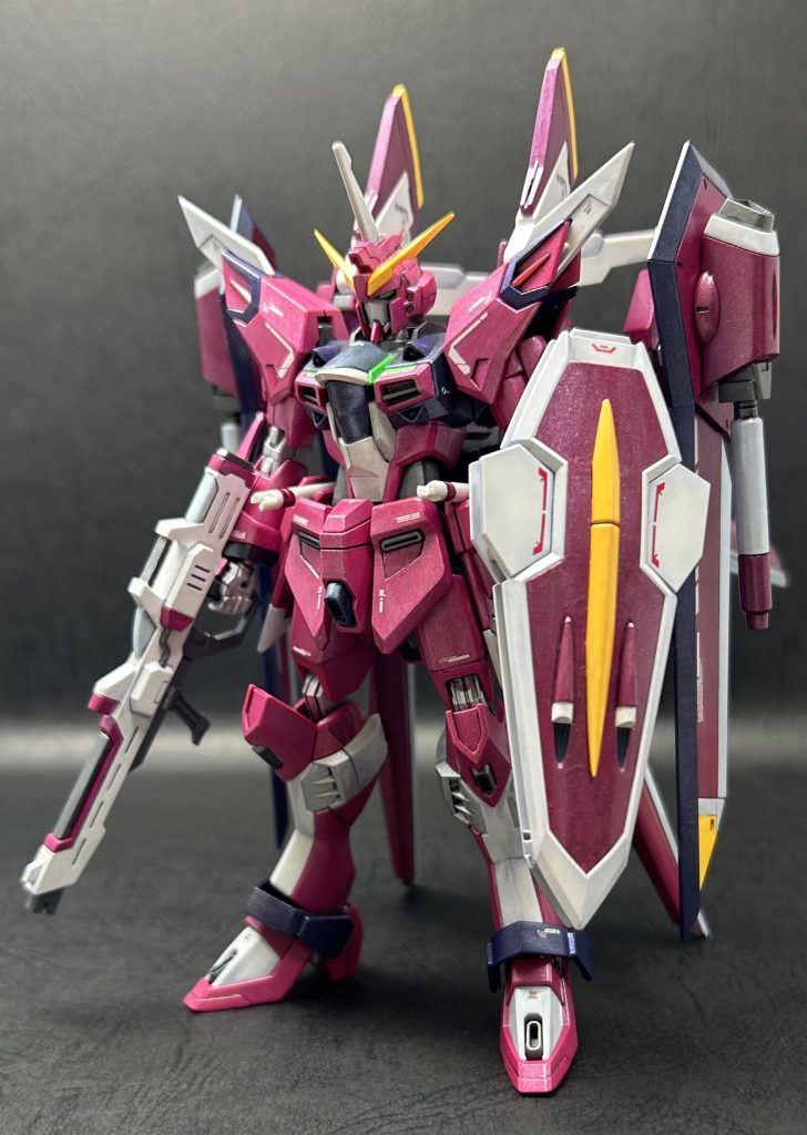 過去作アークフリーダムと同じ筆塗りパール風に。塗料はファレホを使用。ベースの上から()内をメタルメディウム+グロスバーニッシュ+カラーインクを上塗り。本体赤部 /サンセットレッド(マゼンタ)カメラアイ他緑 /蛍光グリーン➕メタルメディウム黄部 /ヒロイックイエロー(イエロー)関節 /シルバー濃紺部 /ティターンダークブルー(ヴァイオレット+ブルー)その他 /ガンメタル