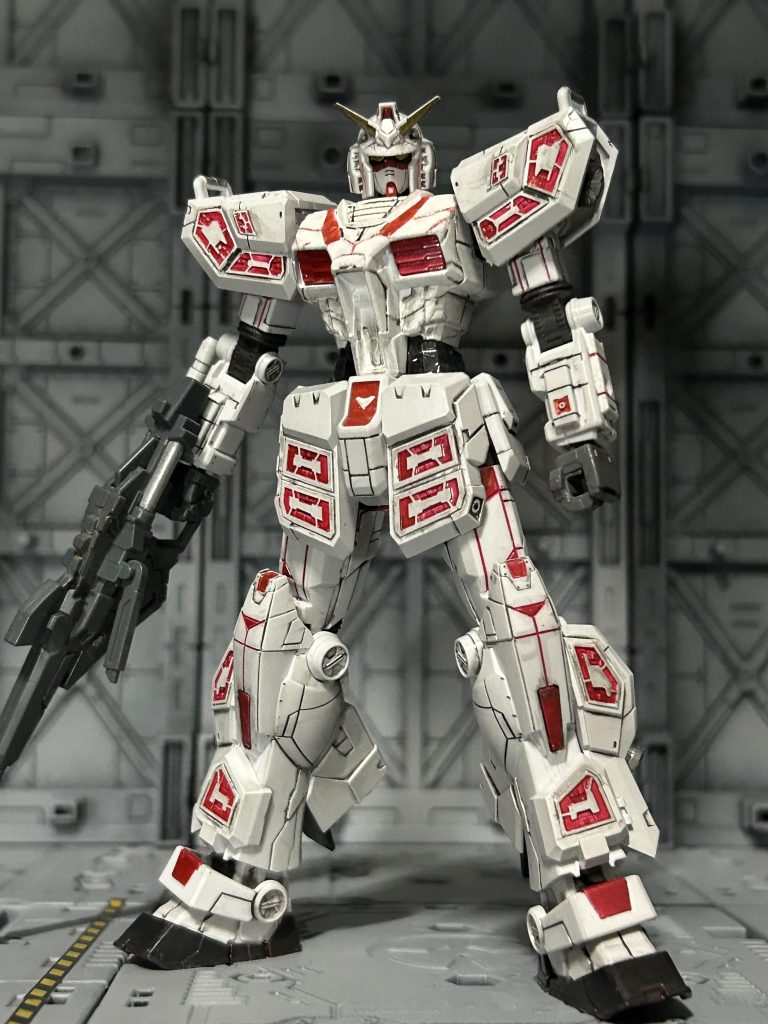 赤い部分は筆とかマーカーで大雑把に塗って、後からはみ出た部分を削って誤魔化すゴリ押しで塗装してます🤣細かい傷がざっと50はある