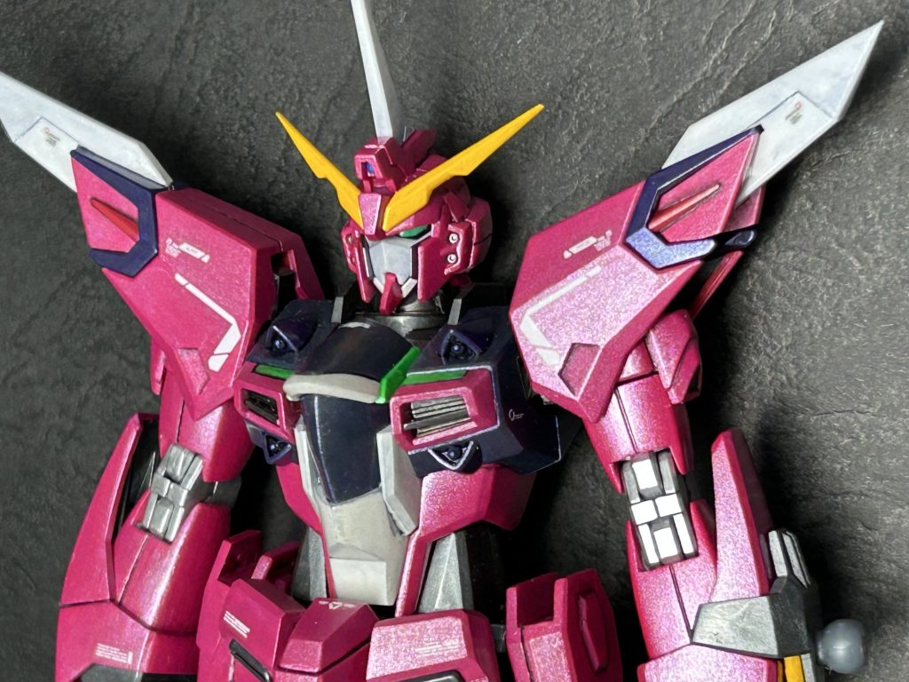 胸部に白と緑のラインを追加。ここはインフィニットに見えるように。