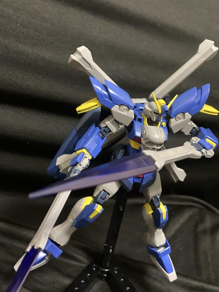 腰部のザンクロスガンソードで応戦！