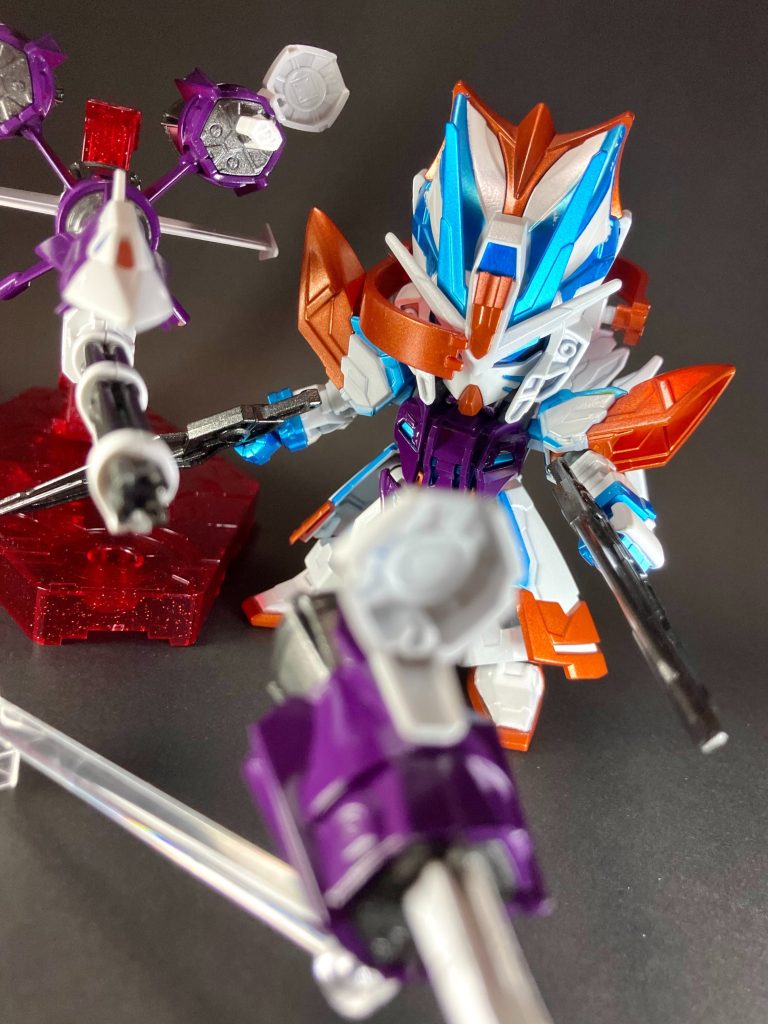 荀攸ガンバレルストライクガンダムギ・エリア有数の名門・荀一族の秀才で、荀彧ストライクノワールの従兄弟。かつてエリート官僚を務めたラクヨウで董卓プロヴィデンスガンダムの暴政に怒り、義憤から暗殺計画を企むも呂布シナンジュに阻まれ獄中に囚われていた。董卓を倒した曹操ウイングガンダムに救出され、以後ブルーウイング社で活躍する。