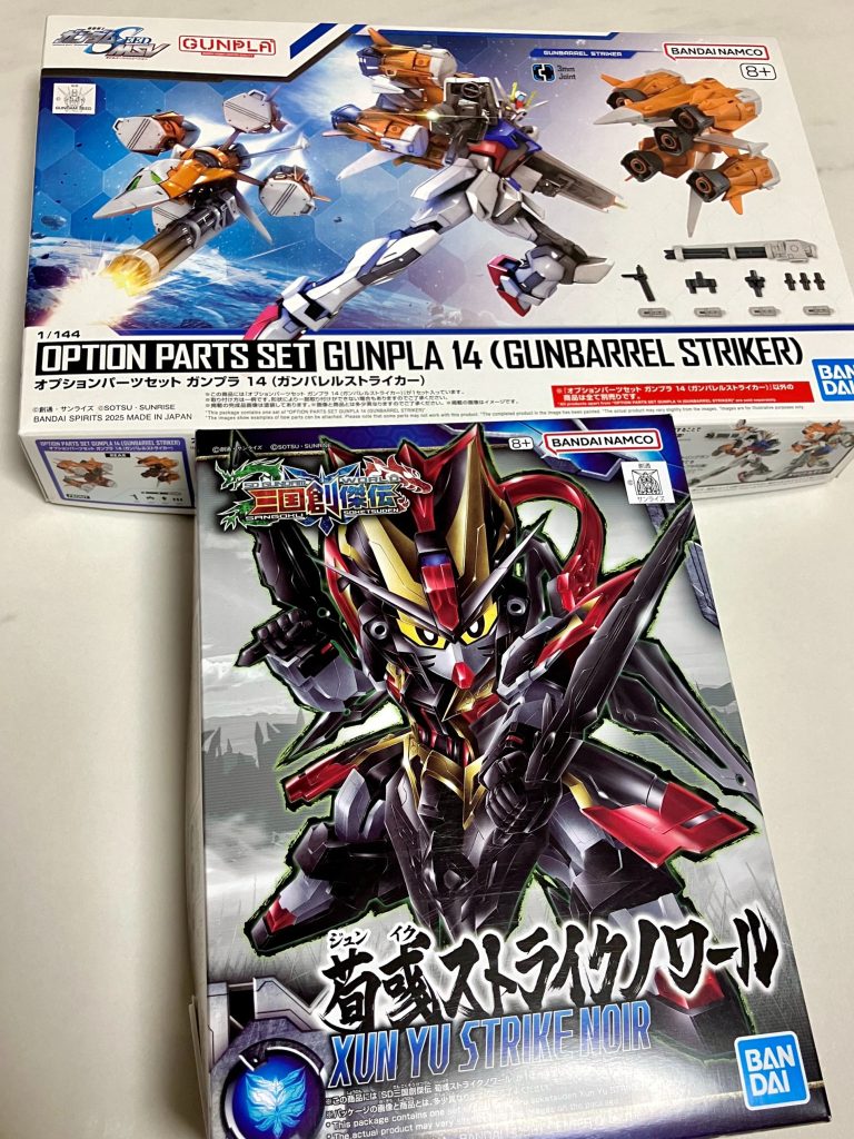 SD三国創傑伝の設定で、曹操軍の参謀・荀攸を製作しました。同じ曹魏勢力所属で軍師参謀キャラ、血縁関係も近しい同族の荀彧ストライクノワールが既存キャラクターとして登場しているので、荀彧との関係性を意識した武装&カラーリング変更のバリエーションキットのような方針で製作しました。オプションパーツセット14 ガンバレルストライカーを利用し、去年発売されたゲーム作品『ガンダムブレイカー4』の限定版特典ガンプラで鮮烈なカラーリングが特徴的なガンバレルストライクガンダム(ガンダムブレイカーVer.)を演者MSとしています。