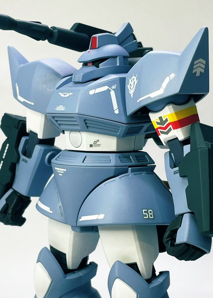 グレーともすみれ色とも違う色合いの調色は困難でしたがだいぶ近づけてたかなと思います。