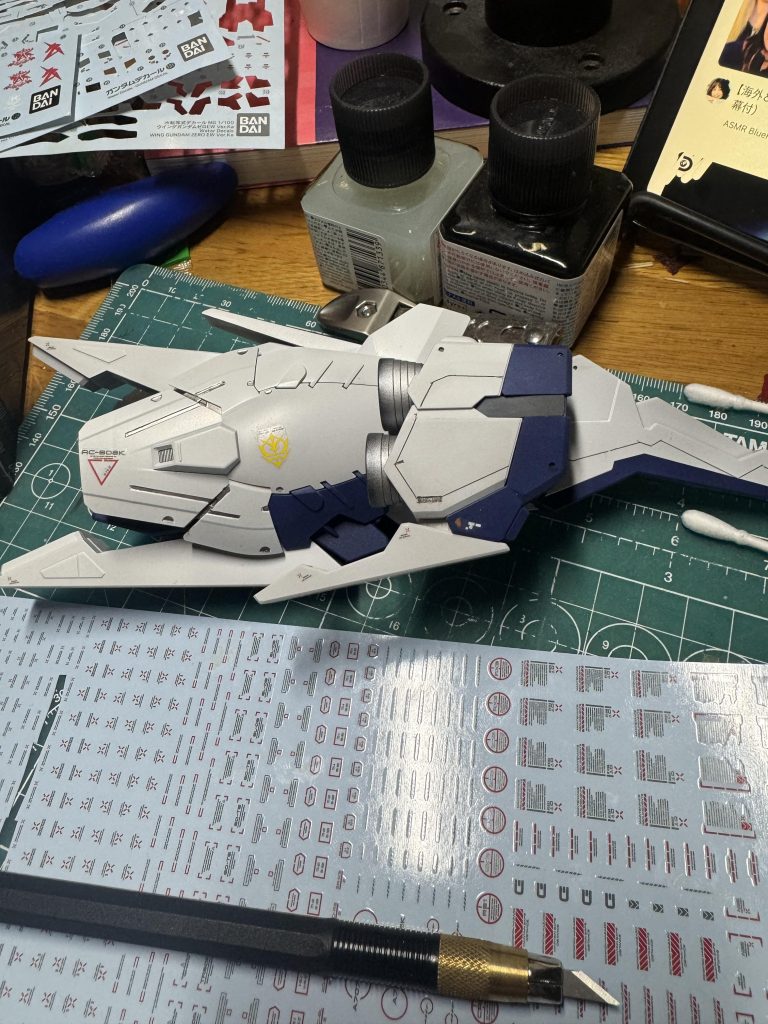 一年前に手をつけたのですが、パーツの多さとデカさで放置してました。塗装に至っては2年ぶりと、やはりやっていなかった為か、感覚がわからず結構なムラがでてしまいました。 