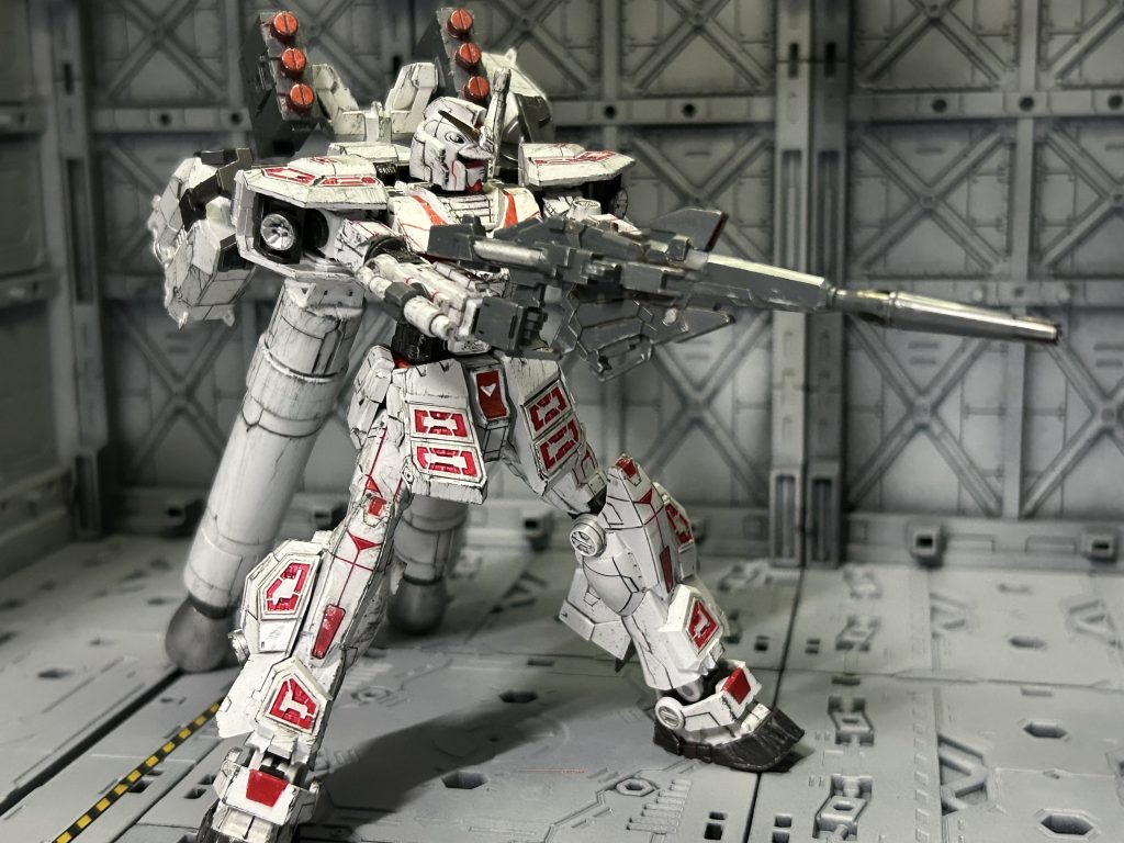 試作ビームマグナムRX-0に搭載予定の新型ビームライフル非常に高い出力を誇るがフルサイコフレームの本機であっても連射すると機体が悲鳴を上げるテストパイロットのコメント「何と戦う気か知らないがコストと火力が過剰なので出力を絞って連射性能を高めろ。それとミサイルポッドよりバズーカが欲しい」