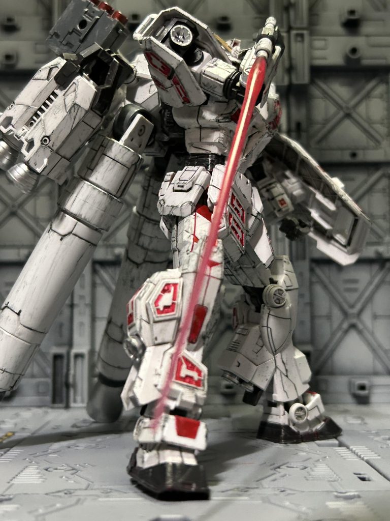 ビームトンファー(仮)RX-0の腕部に搭載予定の可変ビームサーベルを想定した装備ただし本機のそれは可変機構ではなく腕に接続したラックを回転させるだけのモックアップに近いものであるパイロットのコメント「これ何のために付けてるんだ?……即応性?腕に付けなくても敵が反応する前にビームサーベルを抜けばよくないか?」