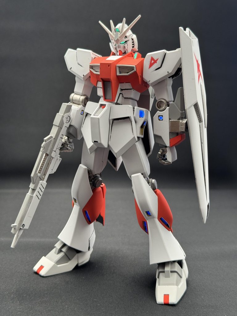 シールのアムロマークはクリアー3回重ねて研いで段差消した後、つや消しクリアー…ちょっと削れちゃった？ツインアイはシルバー塗った後、蛍光グリーンを塗ってUVクリアーレジンを塗布…頭てっぺんのカメラとボディのカメラは緑のラピーテープを貼ってクリアーレジン  