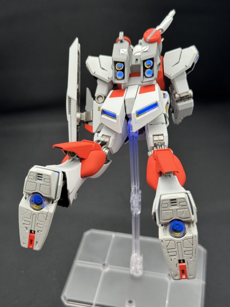 バックショット…バーニア部は蛍光クリアーを筆塗り…足裏の肉抜きは雑に埋めてます💦