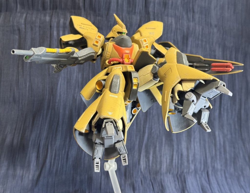 足クローはサザビーの身長を下げたかった意図で使用しました。過去作のガザVが経年であちこち割れていたのでこちらに移植です。ガザVのほうは現在リビルド中です。