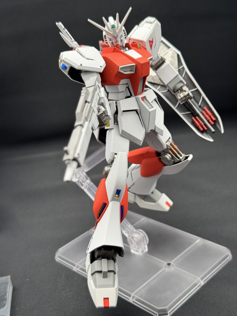 HGUCのνガンダムは買ってないので、ビームサーベルやバズーカ、フィンファンネルなどは無し…シールド裏は水性のエアリアルグレーで塗って、トラスフレームの所をマジックリンではみ出しを修正…バックパックの部品無くしたので、部品請求したら見つかった…妖怪パーツ隠しぇ…(´Д` )