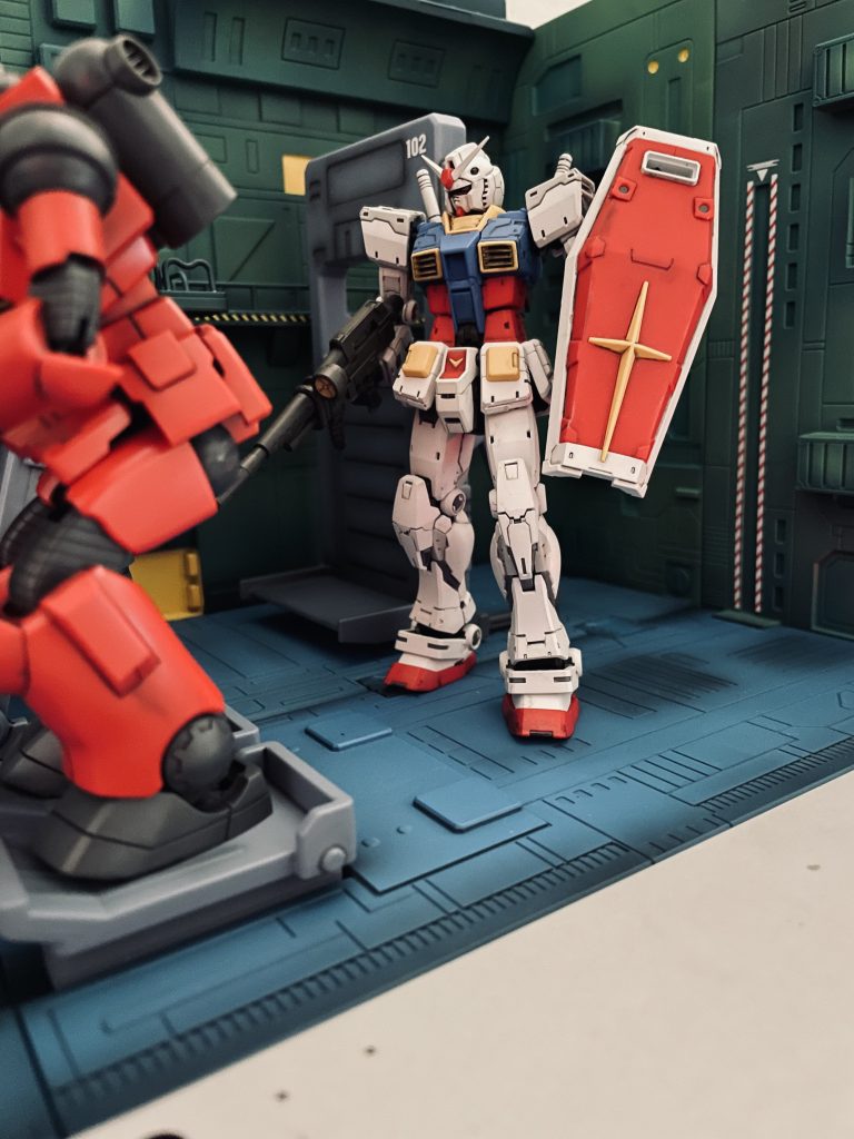 ガンダムのアップです。ハヤトの109ガンキャノンに続きカタパルトへ向かうところです。