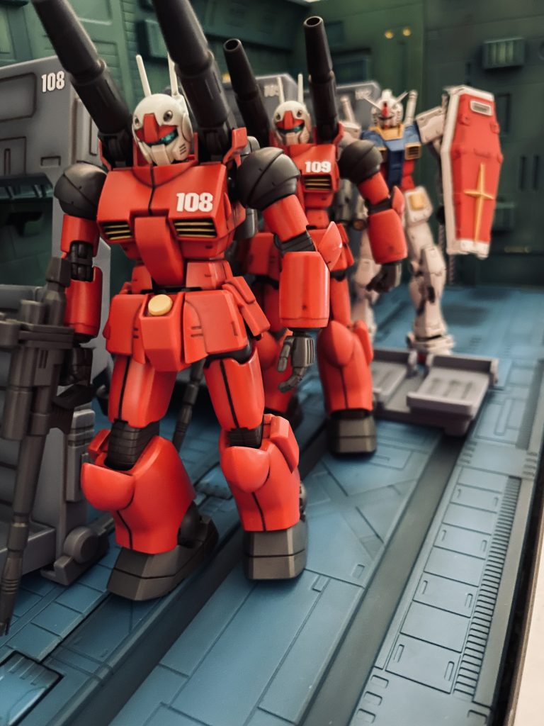 3体が1列に並ぶこんなシーンがあったように記憶しています。108/109の識別番号はキット付属のステッカーではなくデカールの数字を一つずつ切り抜いて作成しました。ステッカーは光線の具合でどうしても浮き上がって見えてしまうのが難点です。