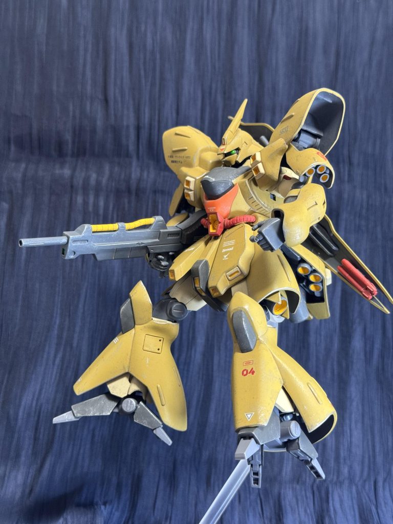 ビームライフルも一般的な印象を出したくて百式タイプの物に。サイズは大型ですが。旧キット1/100百式のもので大型なサザビーと合わせるとサイズ感が丁度良いし、シャア繋がりで面白いかなとこれにしました。