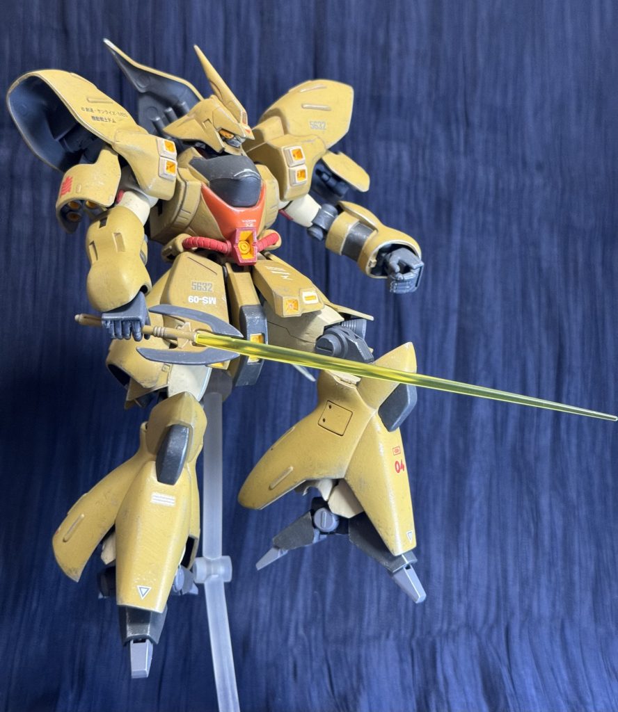 前後反転させるギミックでフェイスチェンジします。急にどうしたって感じですが、デザイナーさん繋がりでオーラバトラー顔にしたら良い感じになるんじゃないかと思ったのです。「見た目量産機っぽいけど中に得体の知れないものが入ってる」って当初の製作欲求とも噛み合うし、じゃあこれで行こうと言う形になりました。