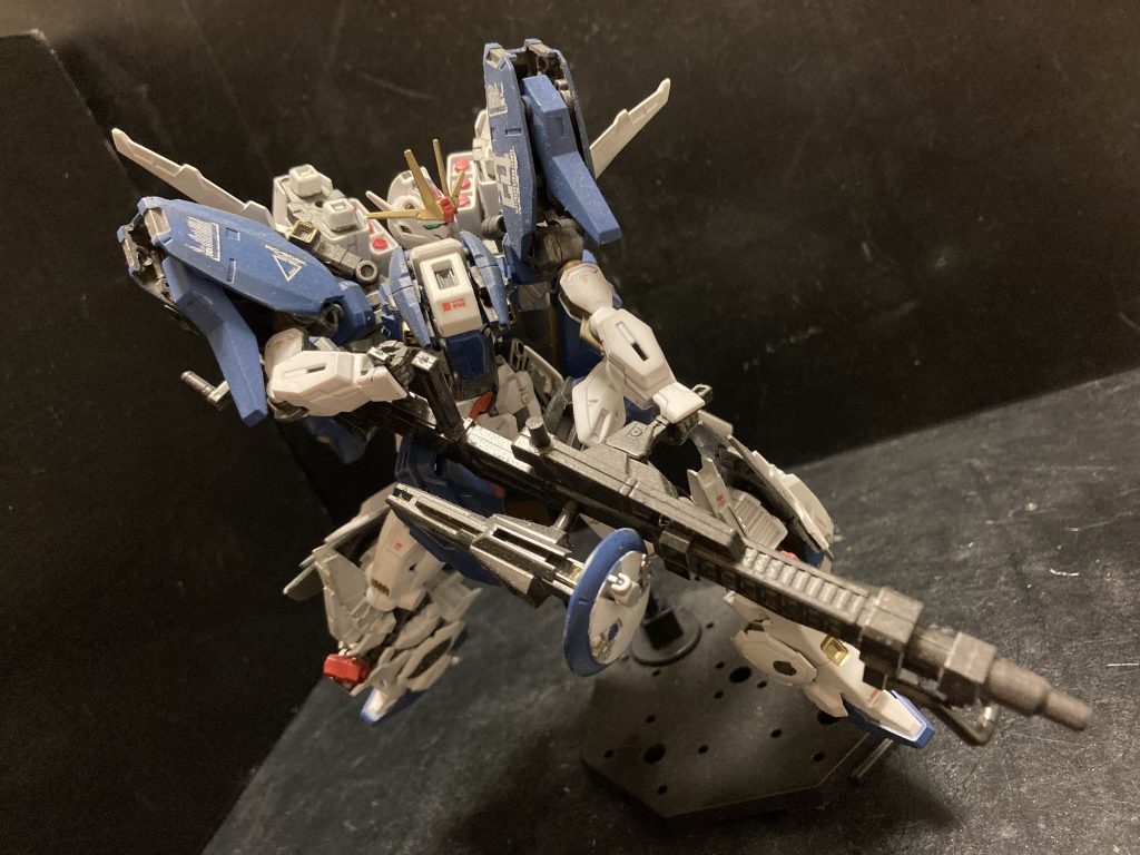 さて今回の作品ですが改修型ガンダムエアリアルです。それをSガンダムExSモチーフで改造しました。全身にExSっぽい追加装甲を追加してます。