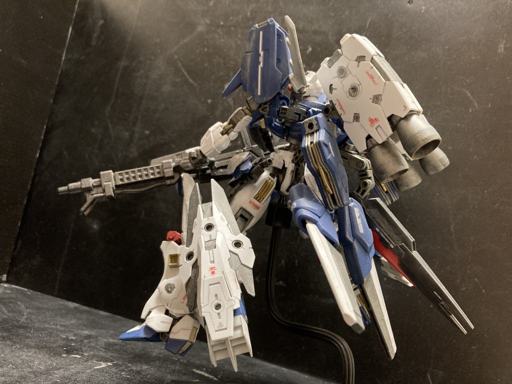 背面には大型ブースター、脚にも追加ブースター、ライフルはビームスマートガン風な大型ライフルを装備。肩アーマーも大きめのモノになってます。