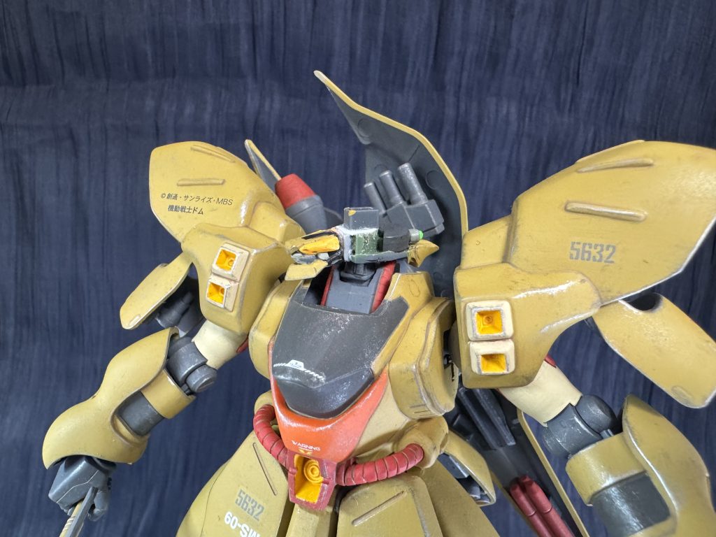 こんな感じになってまして前後入れ替えてフェイスチェンジ出来ます。サザビーの後に長いヘルメットあってこそのギミックでした。