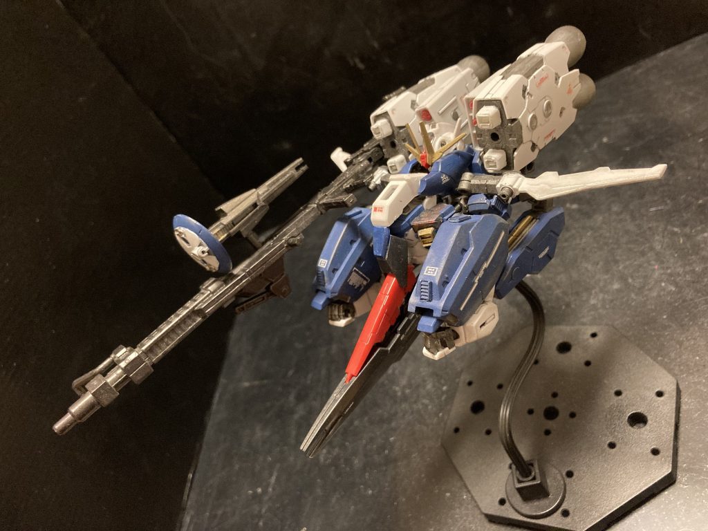 さてここからが可変開発室の見せ所。もちろん可変します。Sガンダムは3分離でしたが、こちらは2分離。Aパーツはエアリアルアタッカーに可変します。