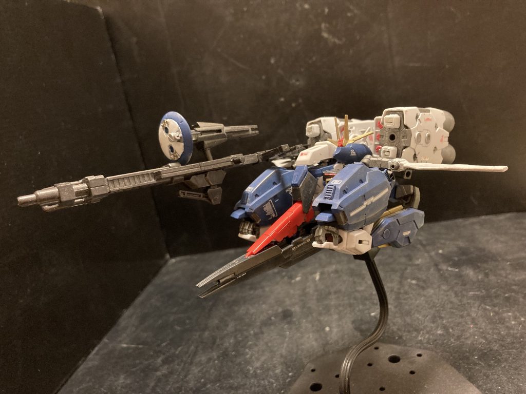 そんなに難しい可変じゃないです。Sガンダムはすごく難しい可変ですけどね。単純化してます。