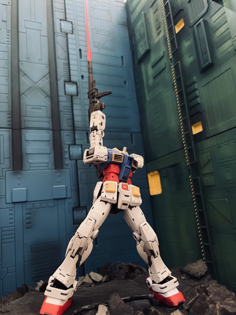 初代ガンダムファンの方にはお馴染みのポージングと思います。