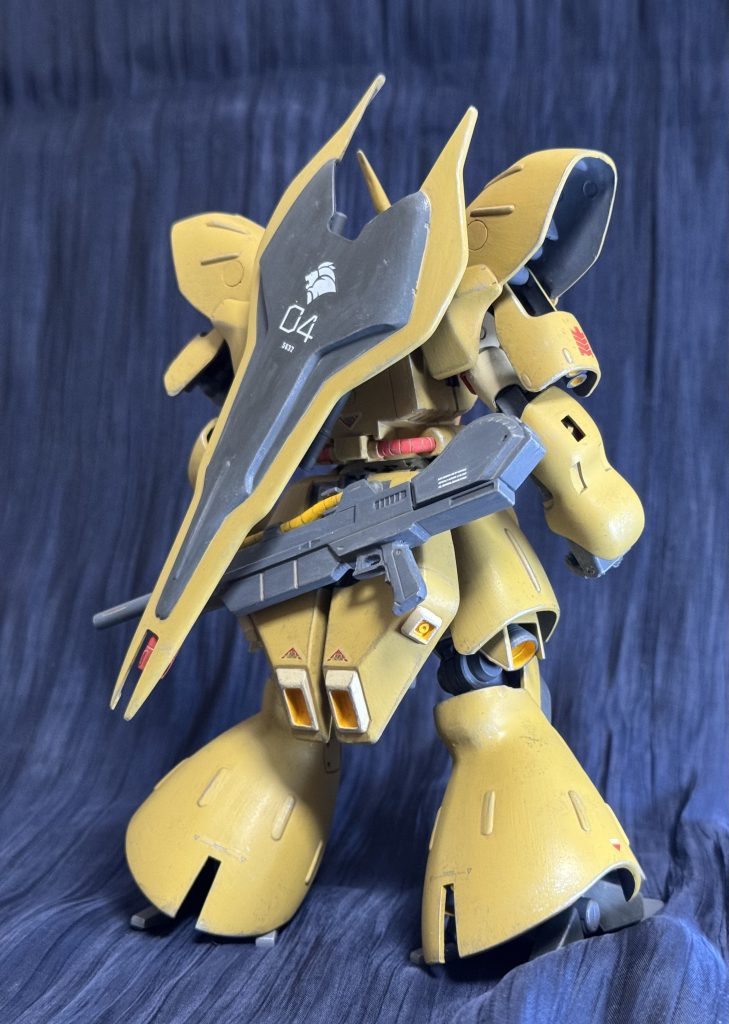 両肩は後々のメンテの事を考えてと、バンダイの歴史を残す意図であえてビス止め残してます。とは言えビスの蓋外すとなったらどうするのかはその時考えます。