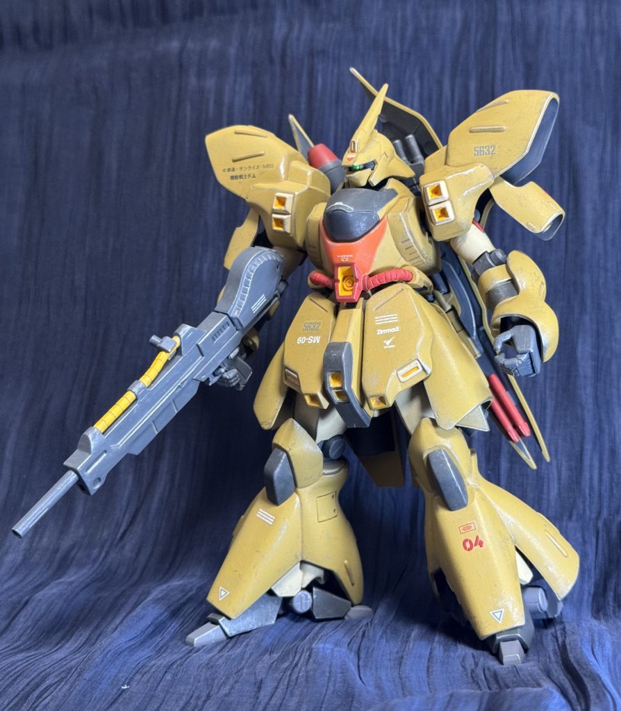 ドムからガンダムが出てきた的なのをいつかやってみたいと取っておいた旧キットサザビーだったのですが、中の人として意味のある素材が思いつかず、ずっと積んでたものです。