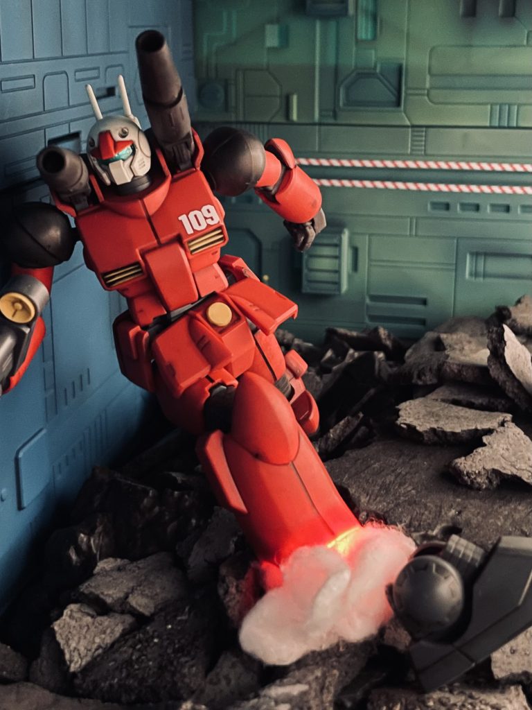 右足首を破壊されバランスを崩すガンキャノンです。