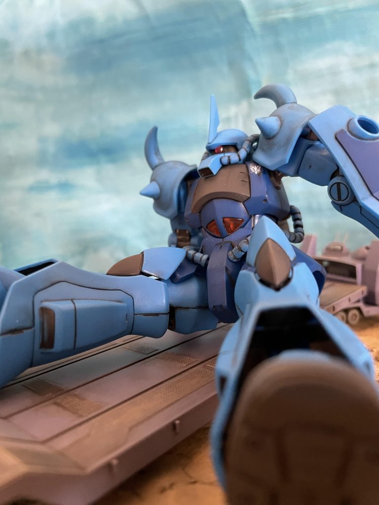 サムソントレーラーから起き上がるグフです。