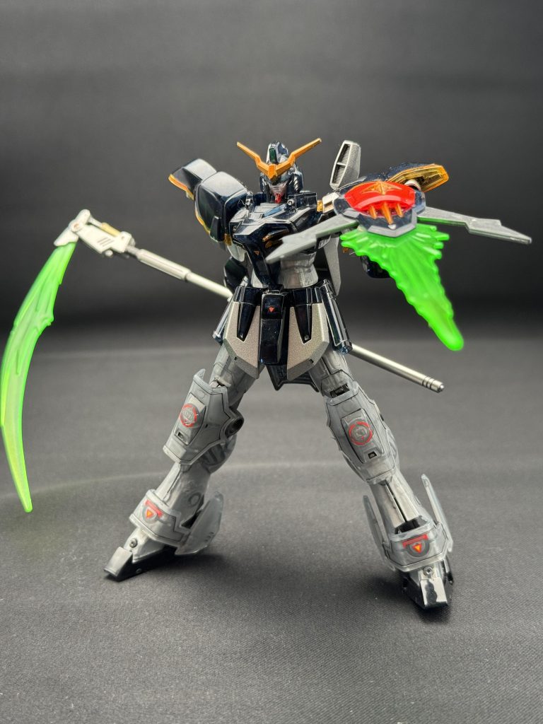 バスターシールド…ビームエフェクトの固定用ダボピンを削ってしまったので、ゆるゆるに…ビニール噛ませてなんとか固定してます…あと、ビームエフェクトは白を吹いてグラデーションと粒子感を付けてます