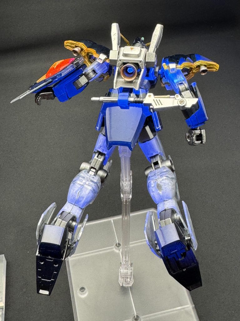 バックショット…バーニア内部は蛍光クリアーでUVライトで光るようにしましたが、装甲も光るので目立たない?格納状態のビームサイスは穴に抜き差ししてたら塗装がハゲた(´Д` )