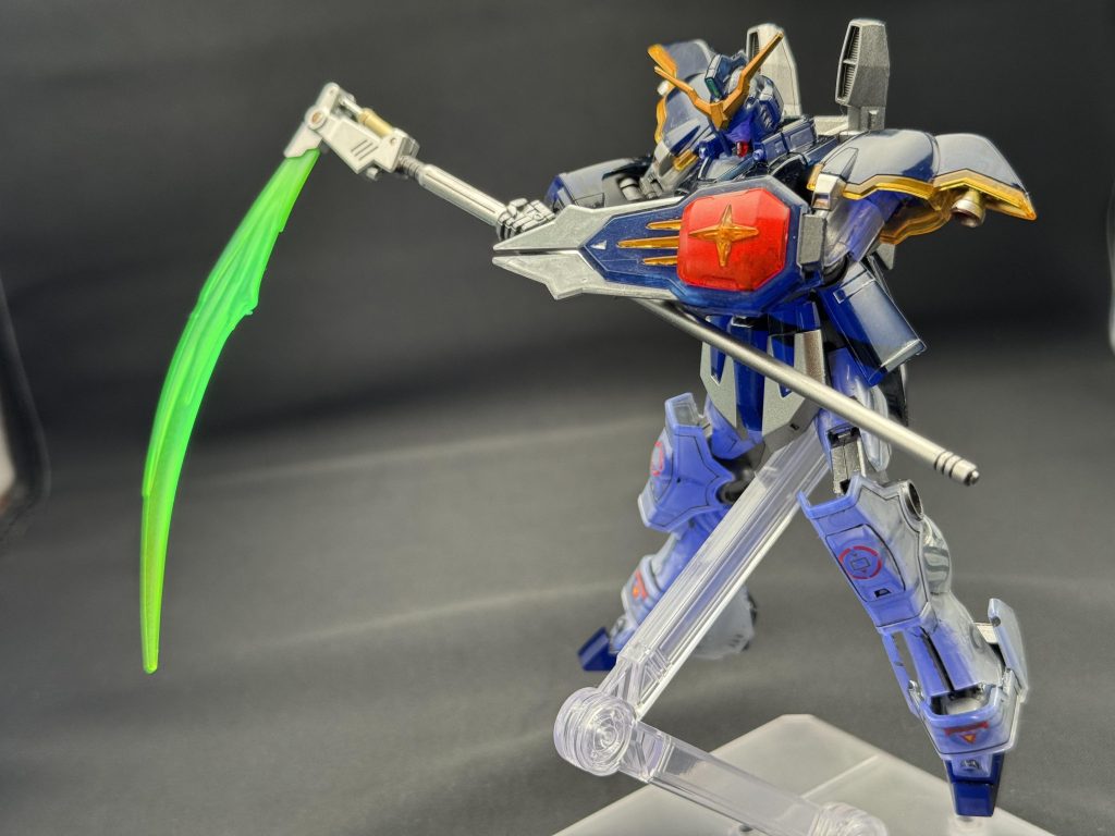 ビームエフェクトは元からUVライトで光りますが、白を吹いたので追加で上からガイアの蛍光グリーンを塗布…