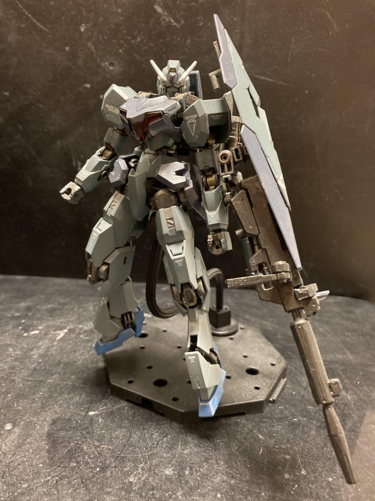 グレーの機体にスカイブルーの差し色、そしてシールド一体型のロングビームライフル。なにがモチーフか、もうご理解されたと思います。