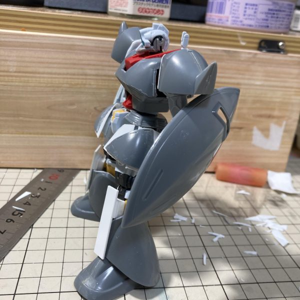 誰がやるだろうと思いつつもやってしまいました。旧キットゲルググのサイズ感がちょうど良い感じですが、頭は流石に格納出来なかった。ジークアクスのゲルググは加工せずに着せることが目標です。（3枚目）