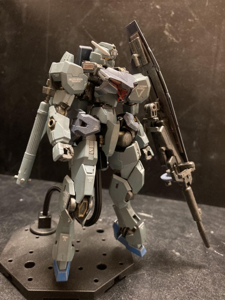 簡易的にZガンダムの可変ギミックを仕込んでます。胸部が跳ね上がって腕が収納〜ってギミックです。ギミックのせいでスタイルがちょっと歪んでますw